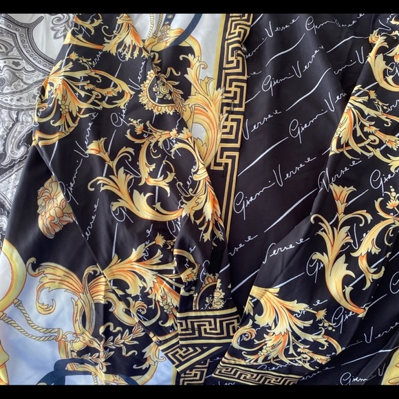 Gianni Print Silk Blouse
VERSACE & Leggings - Picture 3 of 13
